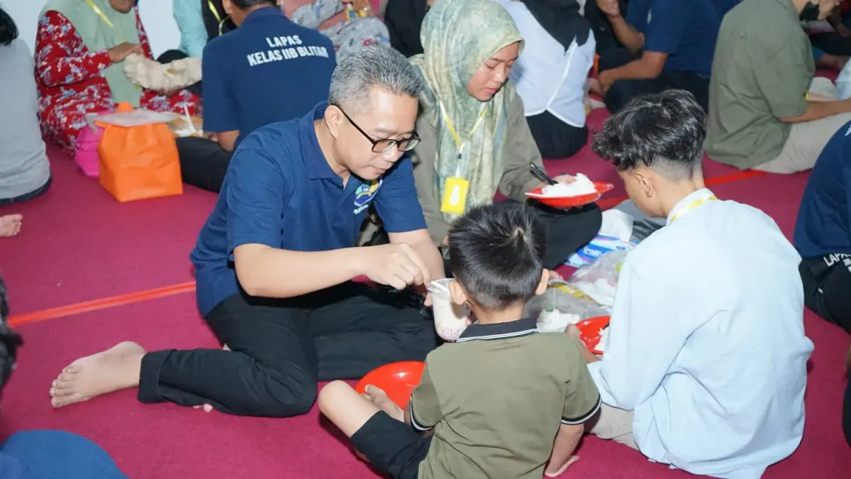 SIMPATI : Seorang narapidana Lapas Blitar dijenguk oleh keluarganya beberapa waktu lalu.
