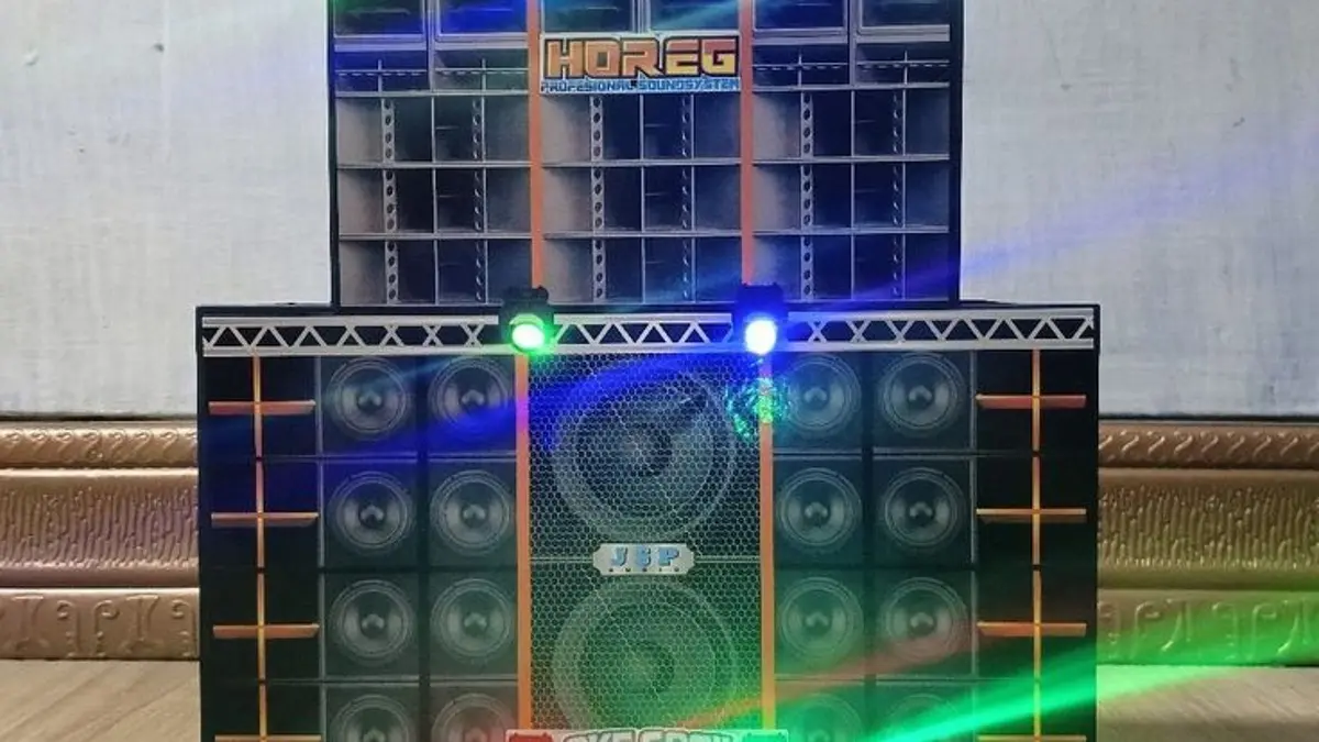 Sound Horeg Mini dalam video terbaru menghadirkan aksi menegangkan. Truk pembawa perangkat terguling saat melewati tanjakan, tetapi cek sound tetap berlanjut. (PINTEREST)