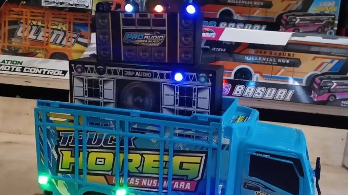 Sound horeg mini dengan 8 speaker dan lampu LED ini dibawa keliling malam hari. Simak proses perakitan hingga hasil cek soundnya. (PINTEREST)