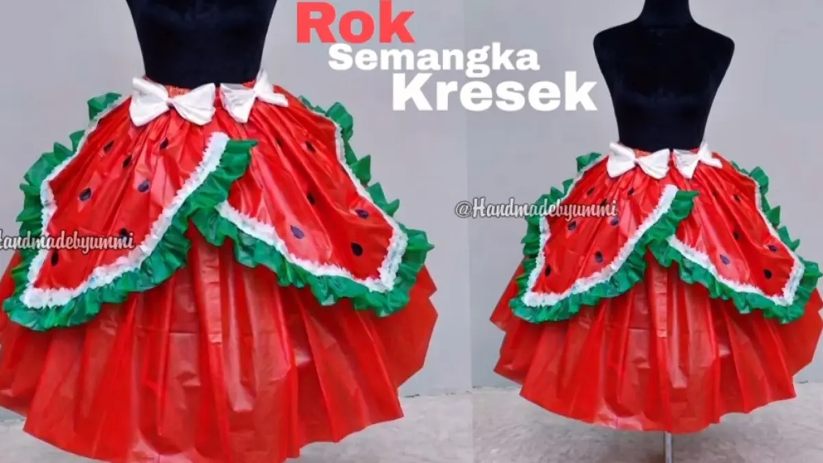 Baju dari plastik bekas bisa menjadi kostum unik bermotif semangka. Simak proses pembuatannya menggunakan bahan sederhana.
