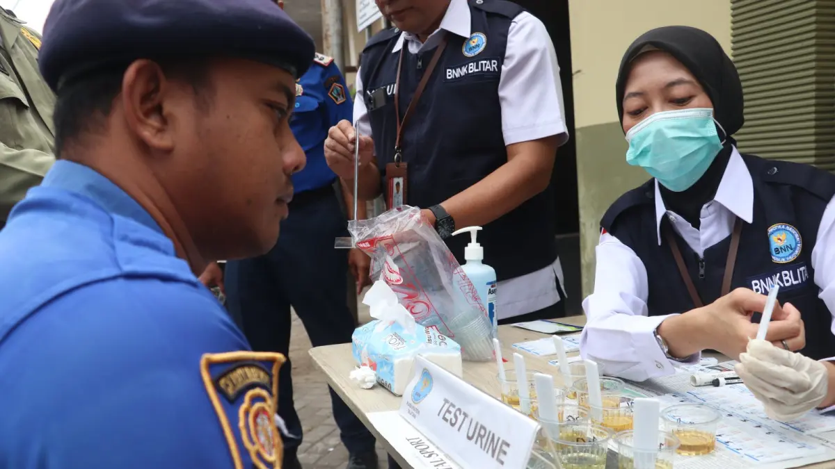 DETEKSI DINI : Sejumlah personel Damkar Kabupaten Blitar menjalani tes urine buntut kasus oknum personel positif narkoba.
