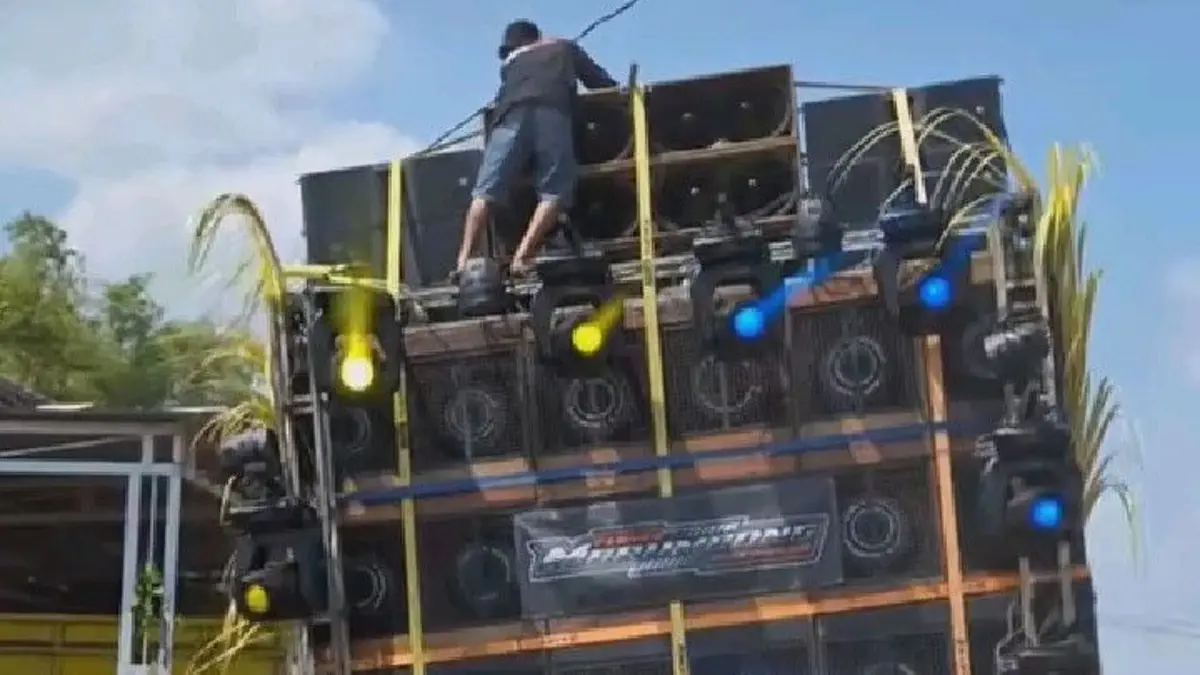 Gemilang Production hadir di Jember dengan full 3D system, 10 subwoofer, 12 Kara 210, 16 midline 10 inch dan power baru.(Pinterest)