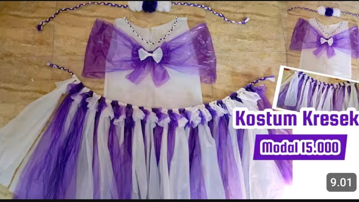 Kostum dari kresek ungu putih bisa dibuat menjadi rok dan atasan untuk perayaan kemerdekaan, lengkap dengan hiasan lengan dan leher.