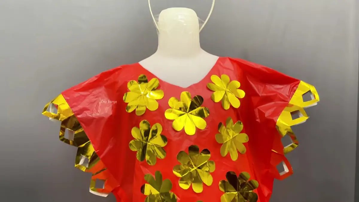 Kostum dari plastik kresek bisa dibuat menjadi baju bodo lengkap dengan rok dan mahkota menggunakan bahan sederhana tanpa lem tembak.