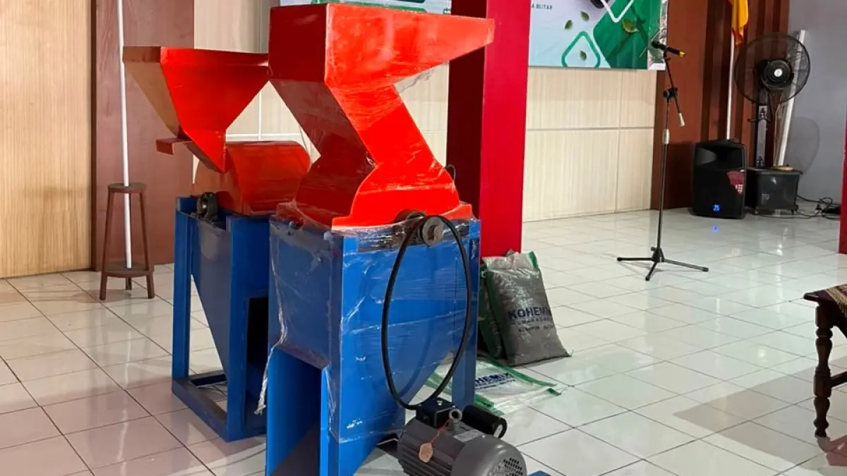 Mesin untuk pengelolaan sampah di Kelurahan Klampok, Kecamatan Sananwetan, Kota Blitar.