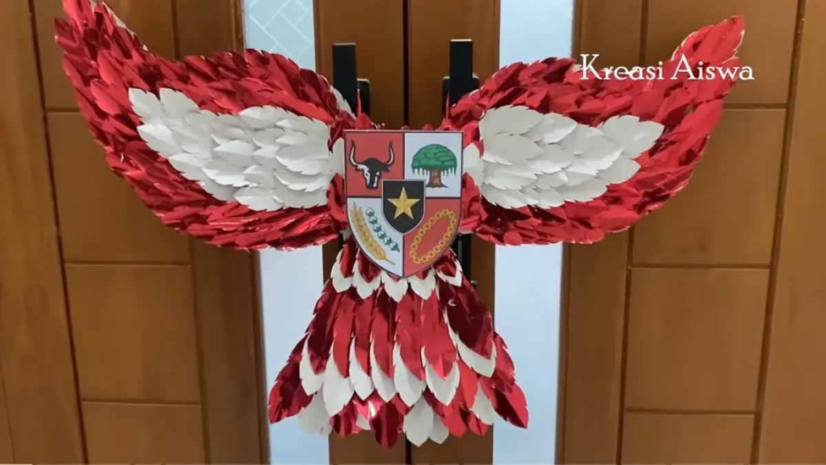 Replika sayap burung garuda dari kardus dan kertas metalik bisa menjadi ide kreatif untuk karnaval dan fashion show bertema kemerdekaan.