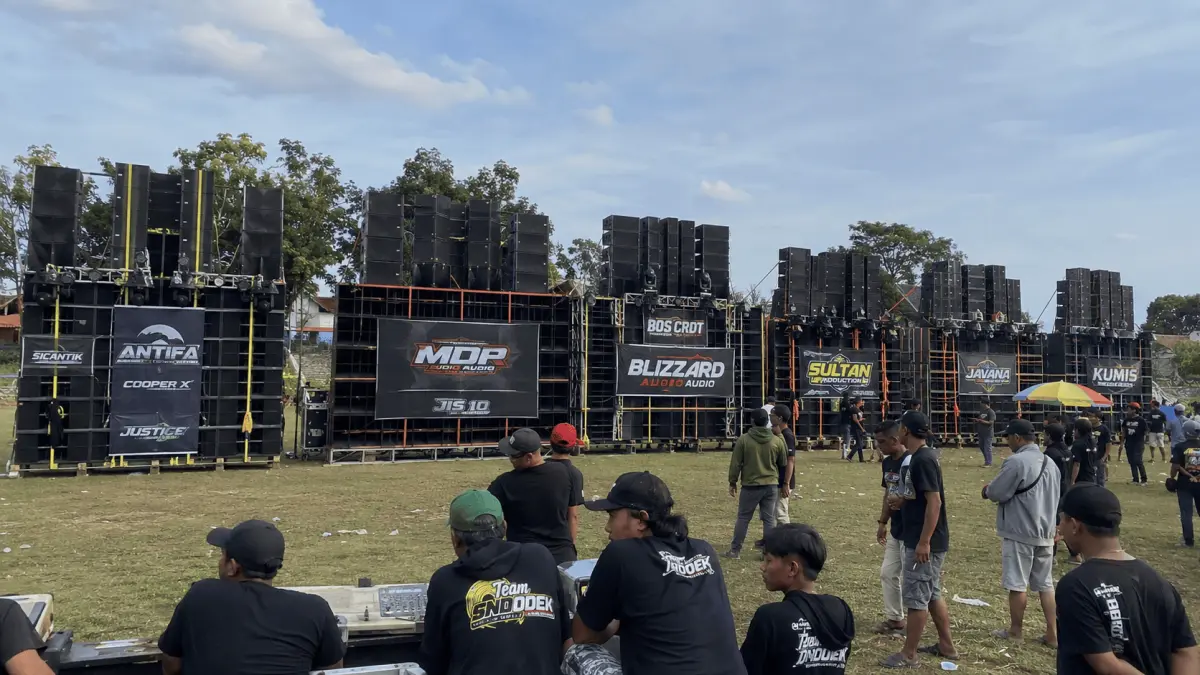 Sejumlah sound system bersiap melakukan cek sound di Lapangan Sumber Kejayan sebelum rangkaian karnaval digelar.
