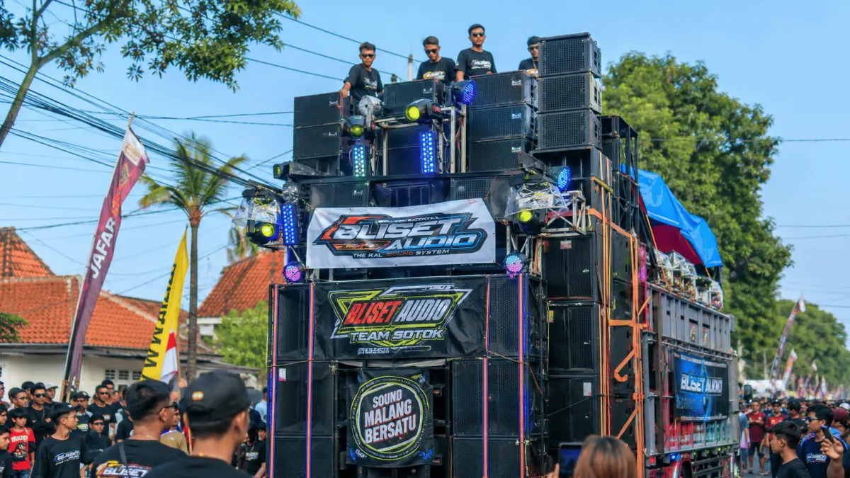 Sound system berukuran besar menjadi bagian dari fenomena sound horeg dan karnaval yang berkembang di Malang.