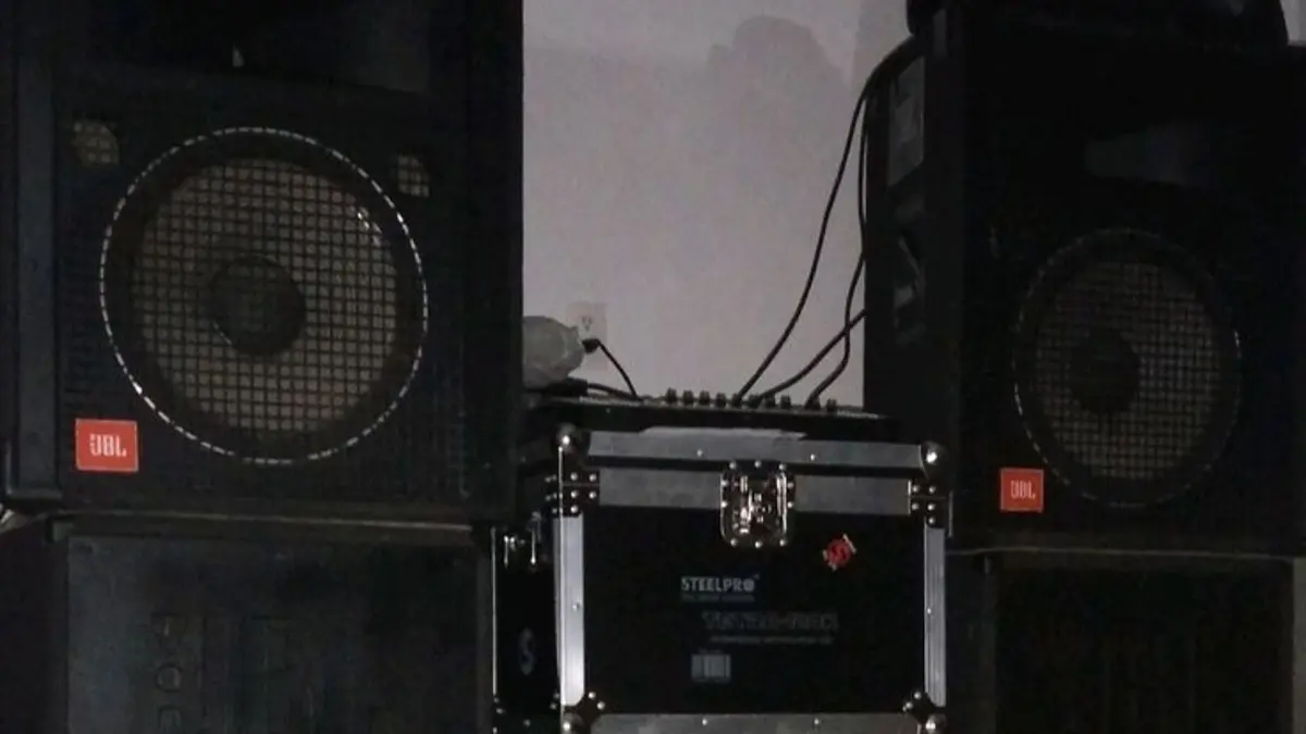 Sound system Rp3 juta ini menawarkan speaker 12 inci, mixer, power 5 ampere dan kabel lengkap. Bisa dipakai dengan listrik 450 watt untuk karaoke.(Pinterest)