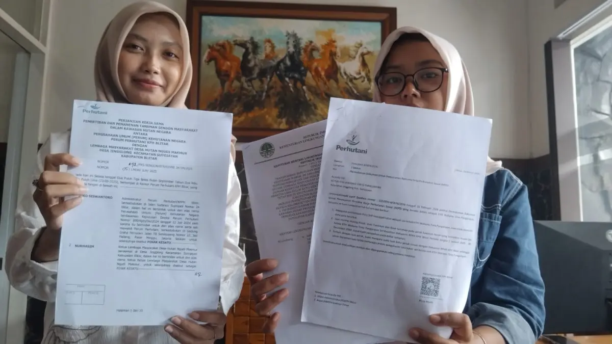 TELITI : Ketua front mahasiswa Revolusioner Faradhia Nesa Kirana (kanan) menunjukkan dokumen terkait pengelolaan kawasan hutan kemarin (19/8)