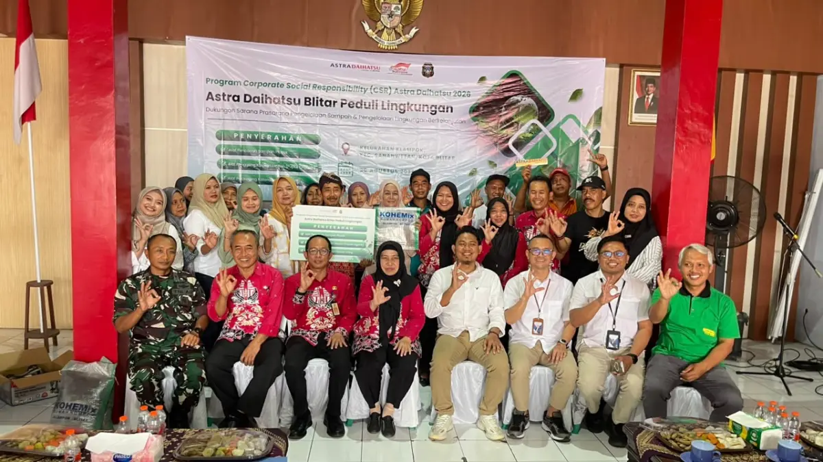 Tim Astra Daihatsu Biltar berfoto bersama penerima bantuan sarana pengelolaan sampah serta dari Kelurahan Klampok dan jajaran OPD terkait, Kamis (20/8). 