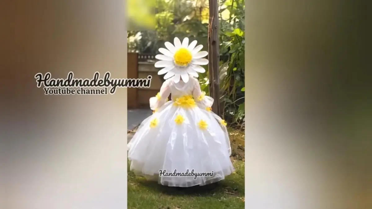 Topi bunga daisy dari barang bekas dibuat dari ceting, kardus, plastik belanja, dan bubble wrap menjadi aksesori unik.