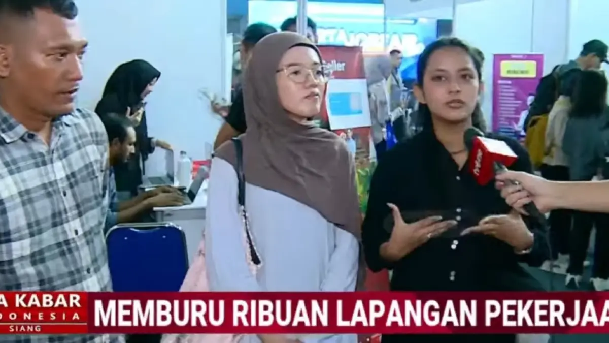 Bursa kerja Jakarta Pusat membuka 2.000 lowongan dari 37 perusahaan. Pencari kerja ramai berdatangan ke GOR Senen.