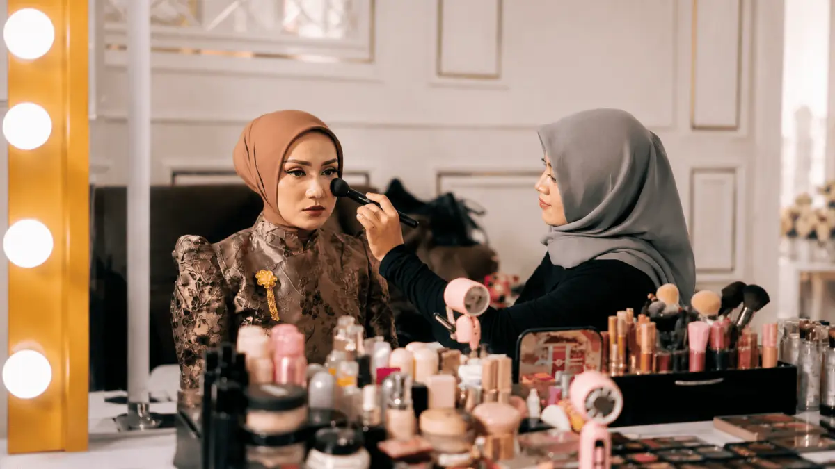 DOK. PRIBADI

TOTALITAS: Erita Dwi Anggraini (kanan) merias salah seorang klien sesuai dengan karakter.  