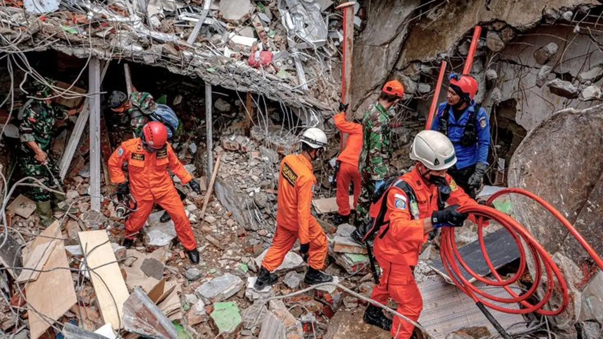 Gempa NTT Hari Ini M 5,6 mengguncang Manggarai dini hari. Pengungsi panik keluar tenda, sementara BMKG menyebut gempa tidak berpotensi tsunami. (PINTEREST)