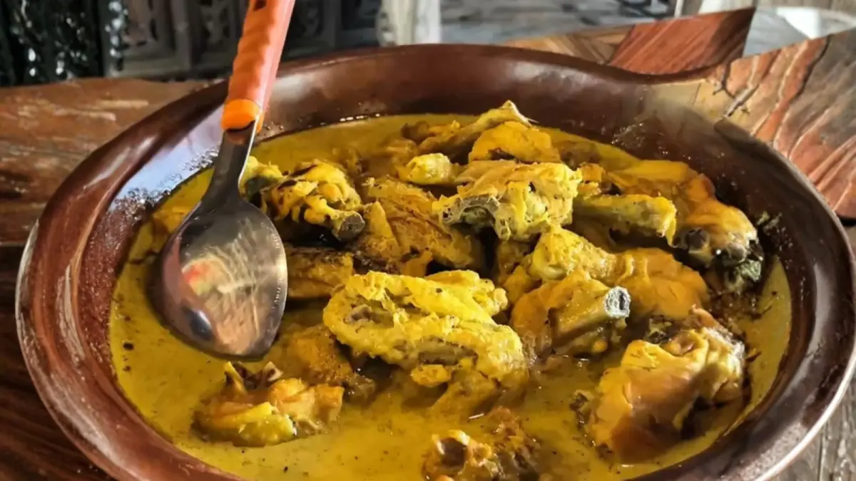 LEZAT: Warung Patria menyajikan makanan tradisional khas Jawa. Salah satunya adalah Ayam Lodho. 