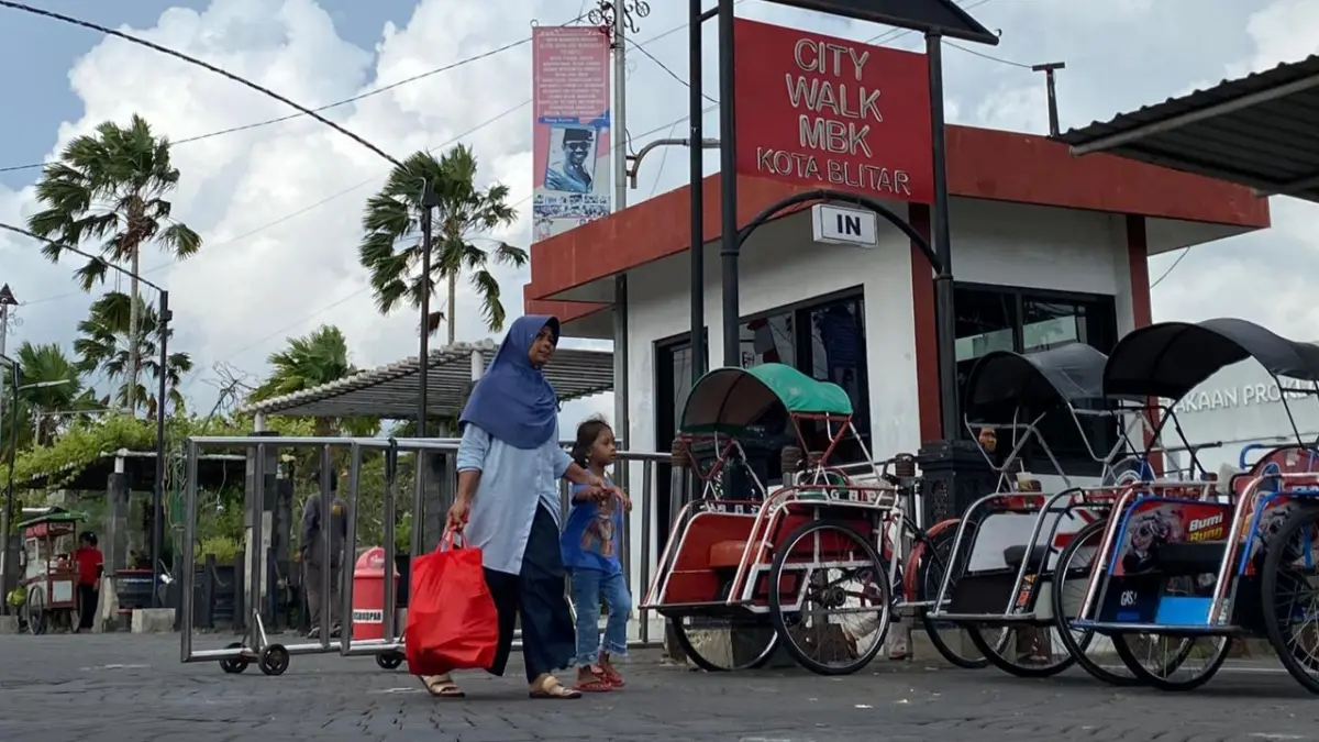 MAGNET WISATAWAN : Pengunjung keluar masuk kawasan city walk di kompleks Makam Bung Karno.