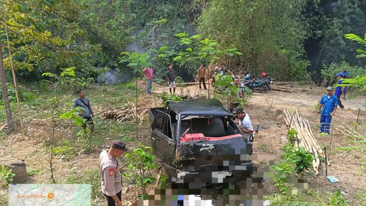 MUSIBAH : Polisi mengevakuasi supir yang mengalami kecelakaan tunggal dan melakukan olah TKP kemarin (20/8)