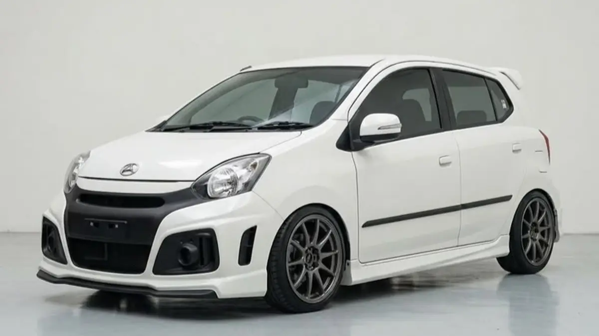 Daihatsu Ayla bekas di bawah Rp100 juta bisa jadi pilihan menarik. Simak risiko rem, oli, mesin, rack steer, hingga transmisi sebelum membeli.(Pinterest)