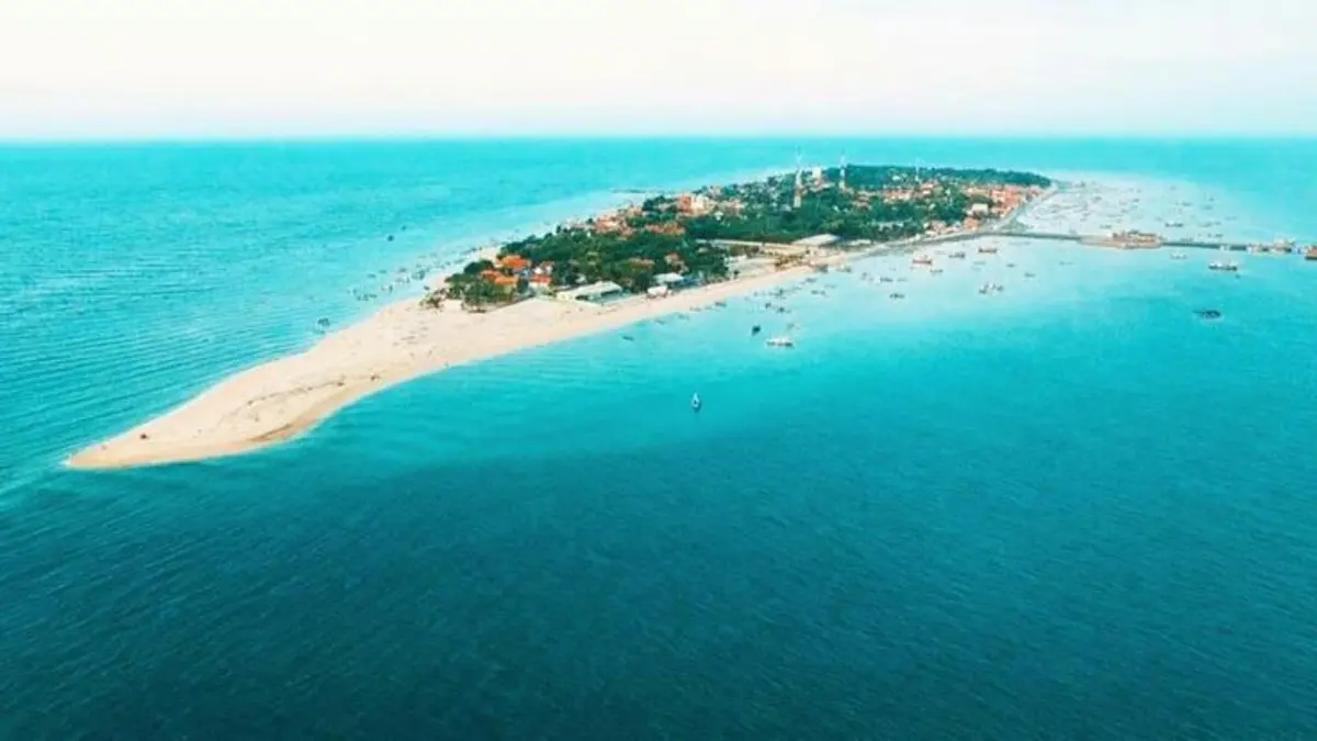 Gili Ketapang Probolinggo menawarkan snorkeling dua spot, pantai pasir putih dan seafood. Harga paket mulai Rp100 ribu, cocok untuk liburan singkat.(Pinterest)