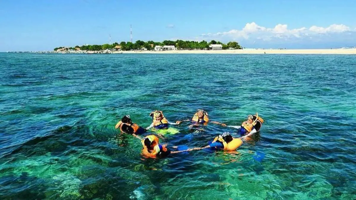 Gili Ketapang Probolinggo menawarkan snorkeling, pantai pasir putih, dan seafood. Harga paket mulai Rp100 ribu dengan keberangkatan kapal fleksibel.(Pinterest)