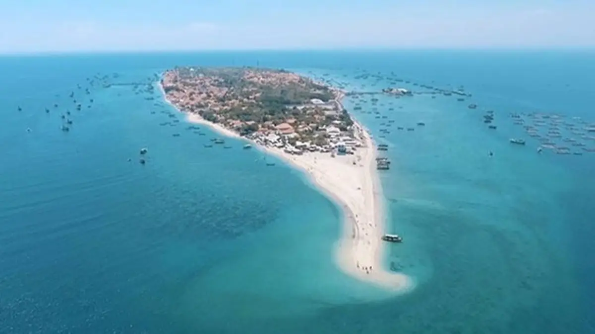Gili Ketapang Probolinggo menawarkan snorkeling, pantai pasir putih, dan seafood mulai Rp100 ribu. Simak pengalaman dan pilihan paket wisatanya.(Pinterest)