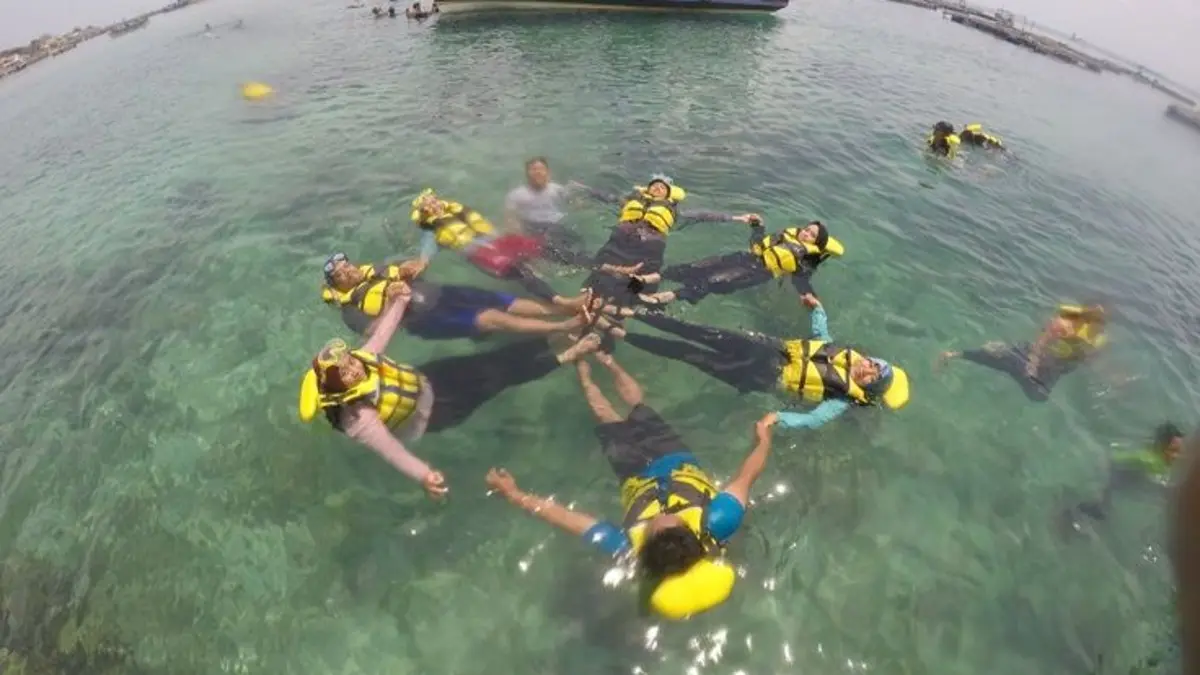 Gili Ketapang Probolinggo menawarkan snorkeling, pantai pasir putih, dan seafood. Paket wisata mulai Rp100 ribu, cocok untuk liburan hemat.(Pinterest)