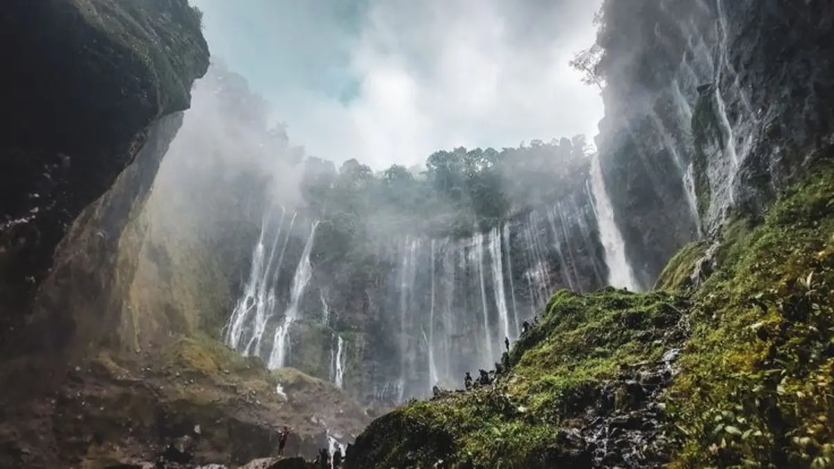 Tumpak Sewu dari Malang ternyata bisa ditempuh naik bus tanpa rental kendaraan. Simak tarif, rute, tiket masuk, trekking, dan tips backpackernya.(Pinterest)