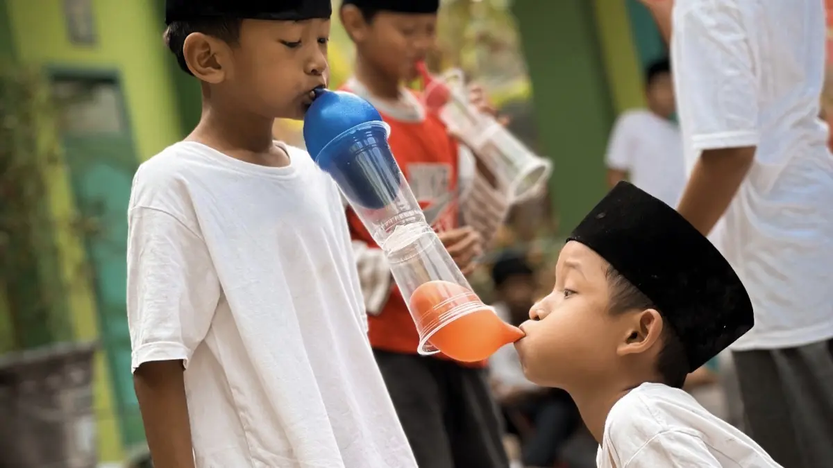 Aktivitas siswa SDI Ma’arif Plosokerep, Kota Blitar, dalam kegiatan sekolah yang menjadi bagian dari upaya menanamkan karakter, kekompakan, dan kemampuan siswa.