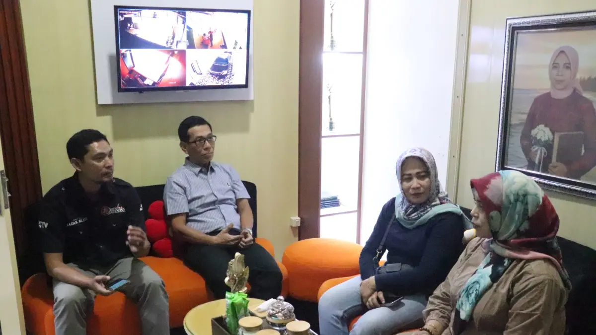 Direktur Jawa Pos Radar Tulungagung Aris Sudanang bersama Kepala Cabdindik Jatim Wilayah Kabupaten/Kota Blitar Dr Indiyah Nurhayati saat membahas peluang sinergi pendidikan dan pemanfaatan AI bagi guru serta siswa.