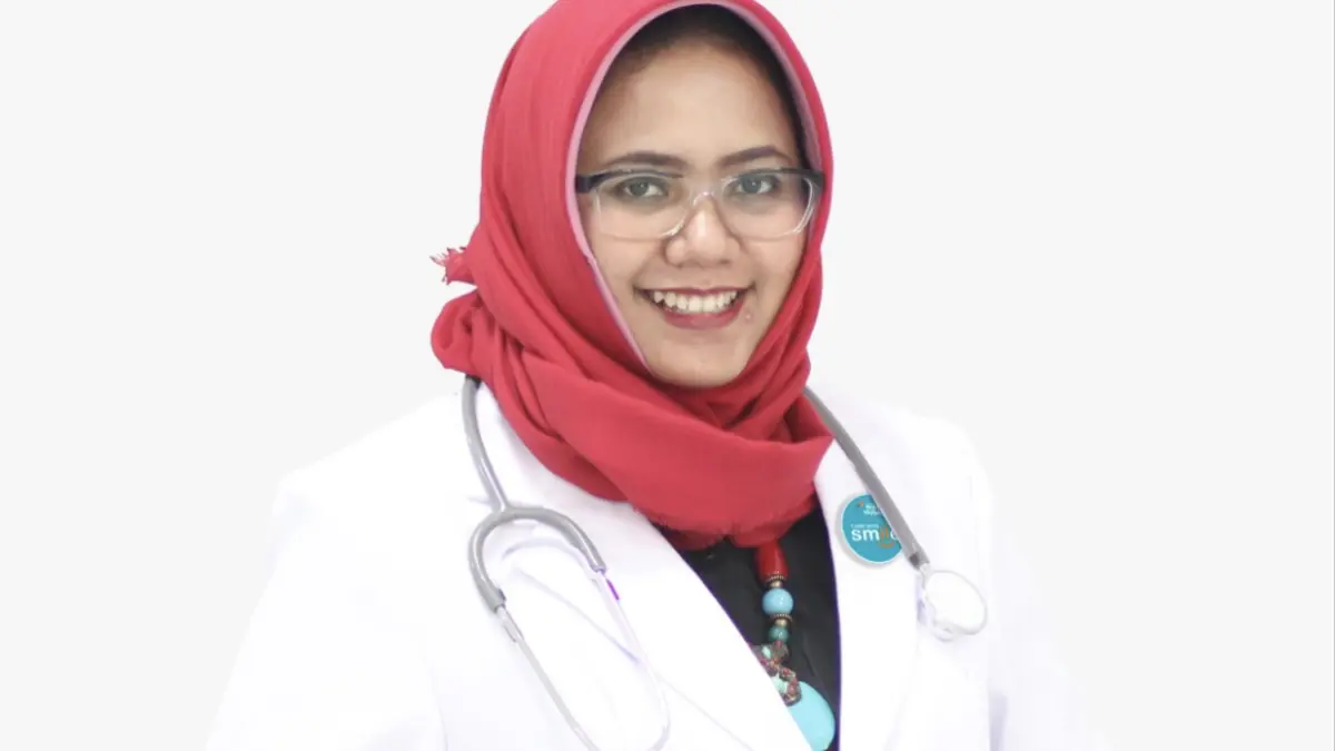 dr Nanditya Ika Faramita menunjukkan sejumlah tanaman obat yang menjadi bagian dari pengembangan pengobatan herbal berbasis sains di Klinik Integrasi RS WAVA Kesamben. (Foto: Dok. Pribadi)