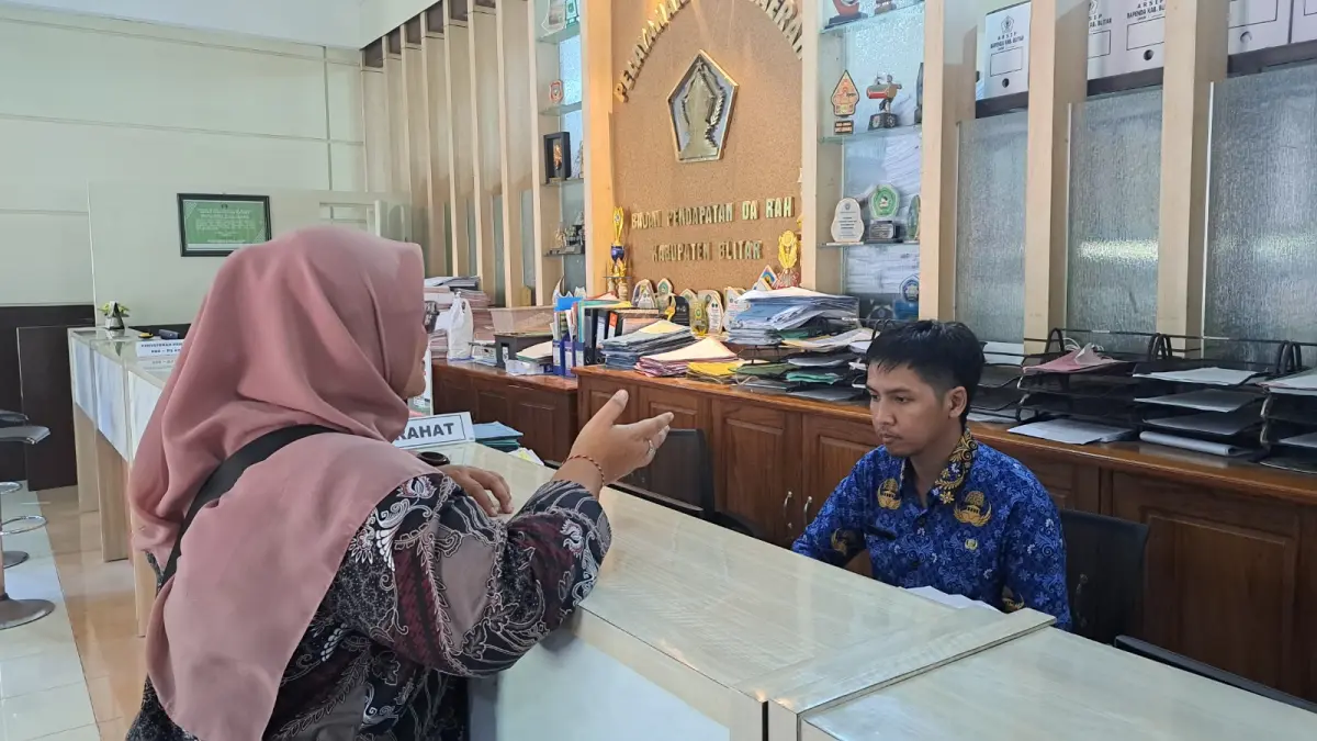 Ilustrasi wajib pajak membayar PBB-P2. Pemkab Blitar memberikan pemutihan denda pajak hingga 30 September 2026 sebagai upaya menuntaskan piutang sekaligus mengoptimalkan PAD.