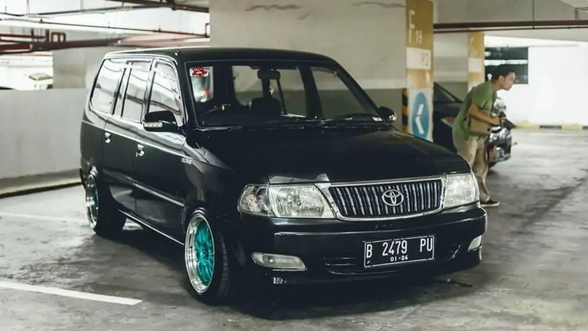 Kijang Diesel Turbo milik Andri tampil elegan dengan mesin turbo, interior putih tulang, kaki-kaki ceper, dan berbagai modifikasi custom.(Pinterest)