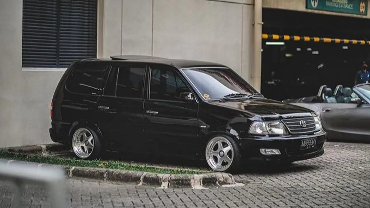 Kijang LGX diesel turbo tahun 2000 ini dimodifikasi dengan konsep elegan, turbo, interior custom, kaki-kaki ceper, dan menghabiskan Rp200 juta.(Pinterest)