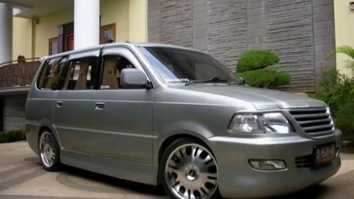 Kijang LGX Turbo milik Andri tampil elegan dengan modifikasi ekstrem. Mesin diesel turbo diklaim mampu membawa speedometer hingga 190 km/jam.(Pinterest)