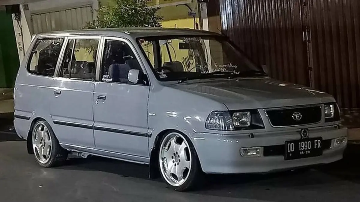 Kijang LGX turbo tahun 2000 ini tampil elegan dengan interior putih, kaki-kaki ceper, mesin diesel turbo, dan modifikasi senilai Rp200 juta.(Pinterest)