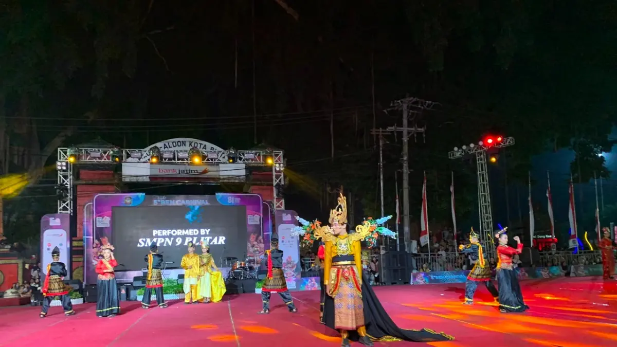 Moch Subchan Abdullah/radar blitar
MERIAH: Peserta dari SMPN 9 Blitar tampil maksimal di hadapan masyarakat yang menonton di sepanjang rute. 
