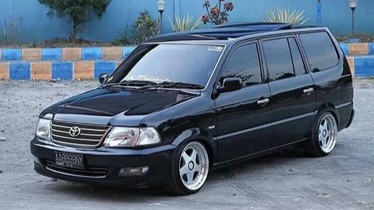 Modifikasi Kijang LGX tahun 2000 ini mengusung gaya elegan, interior putih tulang, kaki-kaki ceper, serta mesin diesel yang dipasangi turbo.(Pinterest)