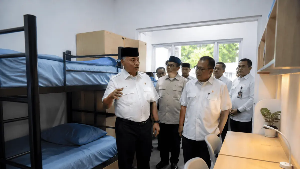 Sekolah Rakyat tahap pertama di Sentra Handayani Bambu Apus, Jakarta Timur, menyiapkan asrama dan fasilitas belajar bagi 75 siswa SMP dari keluarga kurang mampu.