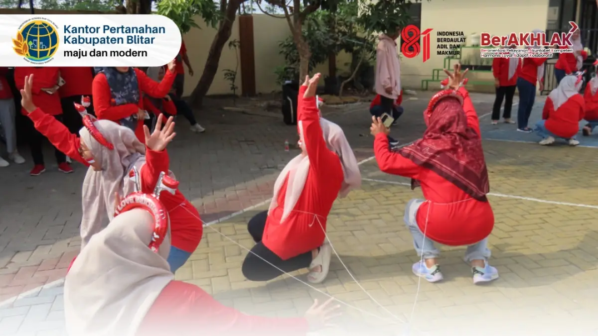 Semarak Kemerdekaan Kantor Pertanahan Kabupaten Blitar diisi lomba PBB dan memasukkan paku ke dalam botol.