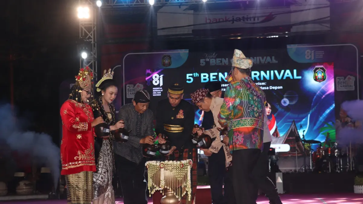 SUASANA BERBEDA : Wali Kota Blitar, Syauqul Muhibbin dan wakilnya beserta tamu undangan anggota DPRD Provinsi Jatim, Perwakilan Pemprov Jatim dan Ketua DPRD Kota Blitar membuka BRN Carnival 2026 dengan prosesi penuangan air, Sabtu (22/8).