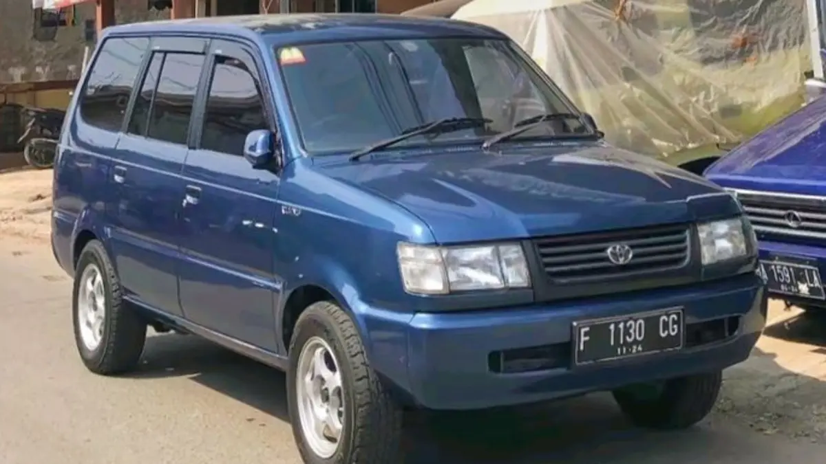 Toyota Kijang LGX Diesel 2004 last edition ditawarkan Rp140 juta. Kondisinya diklaim masih original, dari bodi, interior hingga mesin.(Pinterest)