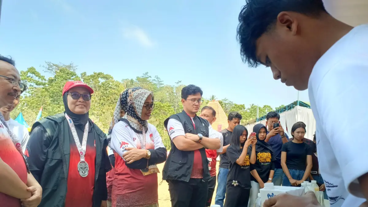 YANU ARIBOWO/RADAR BLITAR
DUKUNGAN: Legislator PDI Perjuangan, Erma Susanti (dua dari kiri) dan Sekda Kabupaten Blitar, Khusna Lindarti (tiga dari kiri) saat menikmati keseruan coffee festival pada Minggu (23/8).