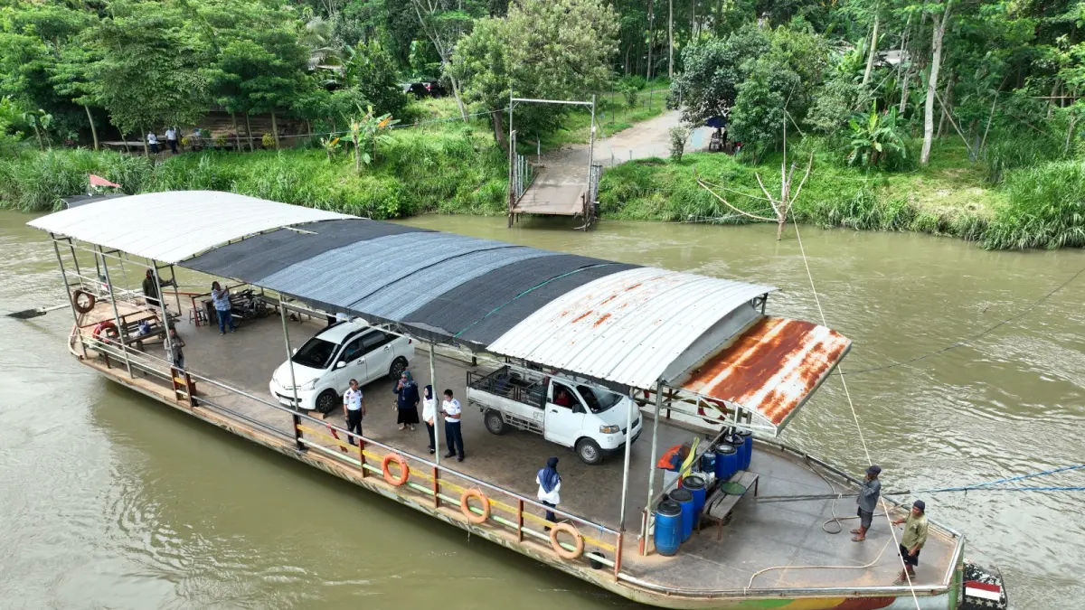 ALTERNATIF: Perahu penyeberangan yang menjadi transportasi masyarakat untuk menyeberangi Sungai Brantas. 