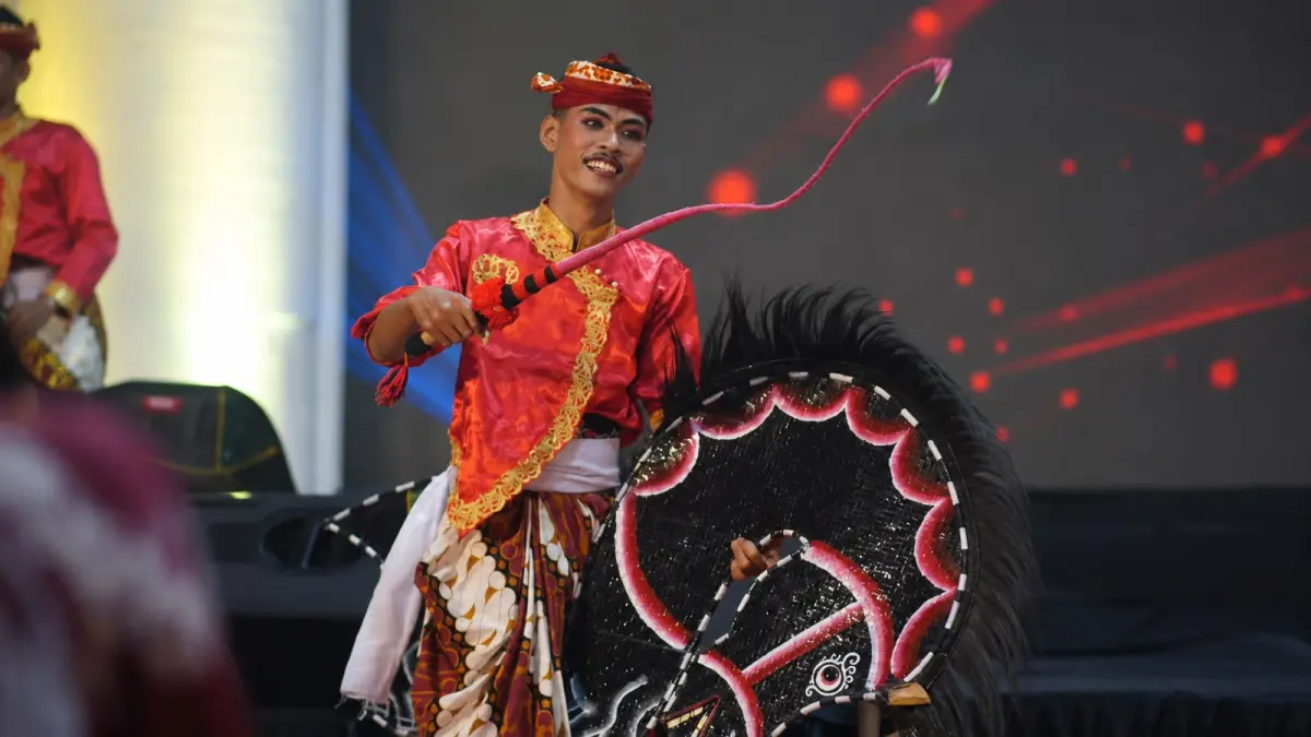 FAJAR RAHMAD AW/RADAR BLITAR
POTENSI BESAR: Rendra Febrian Permana tampil menghibur masyarakat lewat tari jaranan di BEN Carnival 2026.
