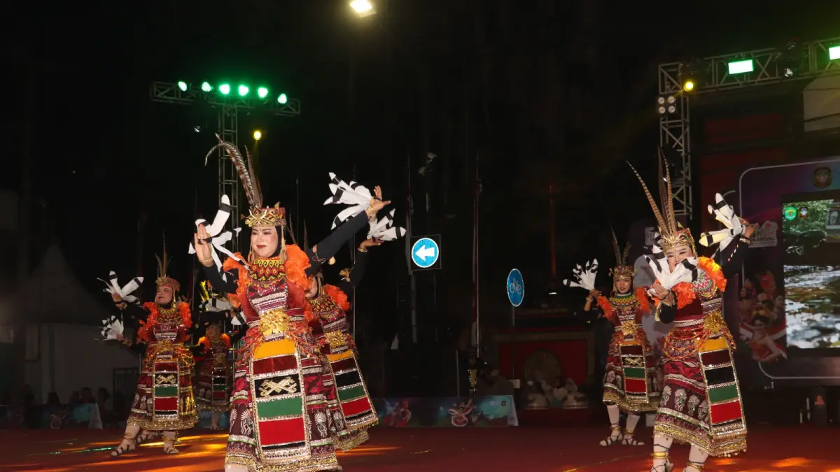 FAJAR RAHMAD AW/RADAR BLITAR
WAJIB DIEVALUASI: Peserta BEN Carnival 2026 menunjukkan aksinya di depan panggung tamu undangan atau di panggung start, Sabtu (22/8).
