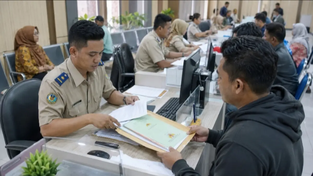 Ahli waris menyerahkan dokumen untuk proses pengurusan sertifikat tanah warisan di loket pelayanan Kantor Pertanahan.