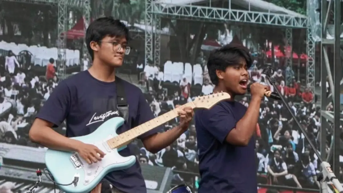 BAKAT TERPENDAM: Nayottama Wildan Saputra saat tampil sebagai vokalis band di sekolahnya, SMAN 1 Blitar. Hobi bernyanyi mengantarkannya lolos sebagai personel Gita Bahana Nusantara (GBN) 2026 sektor tenor dan tampil dalam agenda kenegaraan.