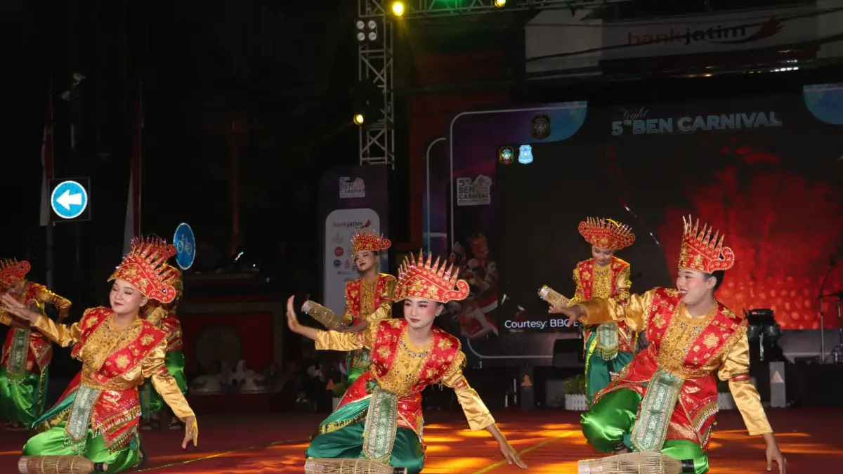 FAJAR RAHMAD AW/RADAR BLITAR
INDAH: Salah satu peserta BEN Carnival yang menampilkan pakaian dan tarian khas salah satu daerah di Indonesia, Sabtu (22/8).
