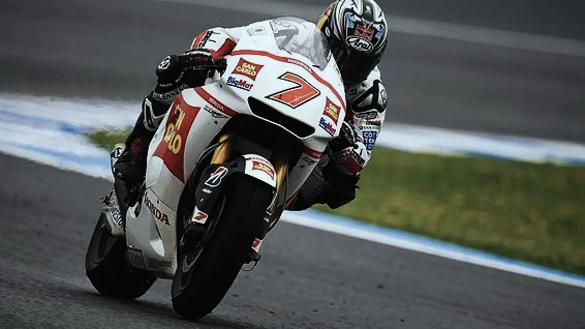 Hiroshi Aoyama menguji Veda Ega Pratama dengan motor 750 cc. Hasil latihan ekstrem itu justru membuat kru terkejut. (PINTEREST)